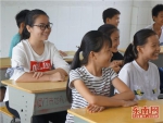 实践团成员在长乐学校进行支教时学生仔细听讲热情互动 通讯员陈玉叶摄 - 新浪