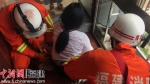 福州长乐一名跳楼女子被挂在17层防盗窗外面 ，消防紧急救援。 - 福建新闻
