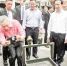 新加坡总理李显龙现身厦门中山路 不时拿手机拍照 - 新浪