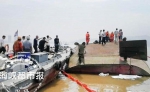 运沙船倒扣，救援人员正在搜寻失踪者（现场救援人员供图） - 新浪