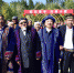 于伟国省长身着哈萨克民族服装，与哈萨克群众手牵手同行。 - 福建新闻