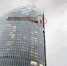 厦门第一高楼外擦窗机被风吹起 猛撞玻璃之后坠落 - 新浪