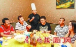 总厨蔡金长(中)询问客人对菜品的意见。 - 新浪