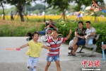 图为小朋友在花海公园玩耍。吕明摄 - 新浪