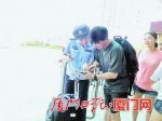 民警张洁梅为韩国游客指路。 - 新浪