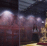 厦门网讯 据新华社报道 10月7日，游客在故宫鼓浪屿外国文物馆欣赏镇馆之宝——来自18世纪英国的“铜镀金象驮转花钟”。 - 新浪