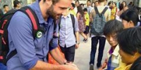 厦大留学生做月饼送环卫工 体验中国传统文化做公益 - 新浪