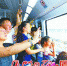 地铁1号线海景车程让市民争相拍照。(厦门日报记者 王协云 摄) - 新浪
