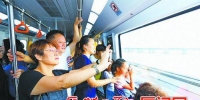 地铁1号线海景车程让市民争相拍照。(厦门日报记者 王协云 摄) - 新浪
