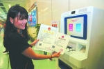 8月22日，福州玮隆投资有限公司办事员姜女士兴奋地拿着自助打印的营业执照。 - 福建新闻