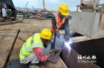 工人在龙江特大桥36号墩焊接钢护筒。 - 新浪