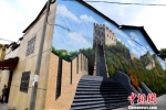 开源村中，一幅幅惟妙惟肖、栩栩如生的3D墙画将村落里的民居装扮一新。　张斌 摄 - 新浪