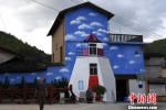 开源村中，一幅幅惟妙惟肖、栩栩如生的3D墙画将村落里的民居装扮一新。　张斌 摄 - 新浪