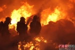 涂颜淼(右)正在火场灭火。(资料图) - 福建新闻