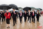 18日，我省十九大代表在细雨中步入人民大会堂。记者 张永定 摄 - 福建新闻