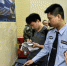 资料图：警方演示出入境证件移动服务办证机工作流程。中新社记者 陈骥旻 摄 - 福建新闻