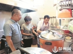 郑长清（左一）和妻子雪贞正在检查免费食堂晚餐的菜肴 - 新浪