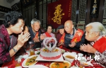 长乐玉田村为金婚老人办庆典 　30对老年夫妻集体秀恩爱 - 福州新闻网