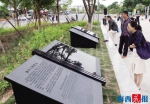 市民游客参观蓝色海湾广场的文化宣传石碑。郑伟明 摄 - 新浪