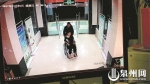 男子用轮椅推着女子到产房（视频截图） - 新浪