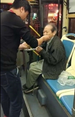 老年乘客迷路又说不清要去哪  公交司机喂吃喂喝护送他 - 福州新闻网