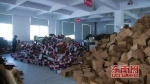 在土楼梦工厂包装厂区，等待打包的纸箱堆积成山 - 新浪