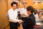 刘捷明（左一）亲切地与陈萍（右一）握手。李南轩 摄 - 福建新闻