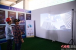 图为参展者正在体验VR技术。李南轩 摄 - 福建新闻