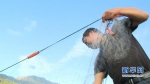 大溪村渔民卞智坦正在捕捞当天的第三网鱼。新华网 杨濛摄 - 新浪
