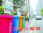 垃圾桶边的垃圾分类督导员成为一道风景。（本报记者 殷磊 摄） - 新浪