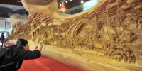 图为莆田木雕的代表作《清明上河图》。朱晨辉 摄 - 福建新闻
