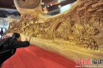 图为莆田木雕的代表作《清明上河图》。朱晨辉 摄 - 福建新闻