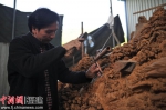 图为郑春辉正在创作木雕作品《桃花源记》。朱晨辉 摄 - 福建新闻