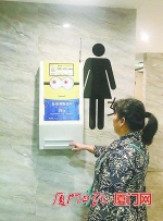 世贸商城二楼女厕所内，市民正在使用共享纸巾机。 - 新浪
