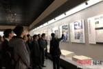 全体人员参观《人类的浩劫1937南京大屠杀》图片展。缪雨柯 摄 - 福建新闻