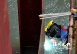 福州琼东河正在加快整治　潜水员水下焊接钢坝闸 - 福州新闻网