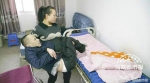 虽然怀着七个月身孕，黄思林还是会抱着父亲上轮椅出去透透气 - 新浪