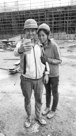 福州晋安区一处建筑工地上，刘磊和李霞在午休时间用手机直播工地施工情况。 - 新浪