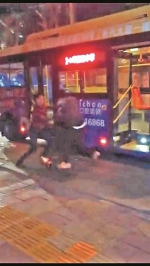 泉州一公交司机被拖下车暴打 只因鸣喇叭示意避让 - 新浪