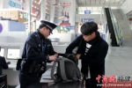 执勤民警正在对行李物品进行开包检查。 - 福建新闻