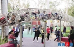 昨日下午放学时间，不少家长带着孩子前往中山公园儿童岛动物园游玩。记者 陈理杰 摄 - 新浪