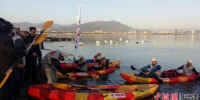 1月16日，福州市红十字“龙都”皮划艇水上应急救援志愿服务队正式成立，并举行了相关演练。黄雪玲 摄 - 福建新闻
