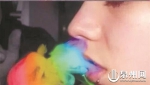 吸食“彩虹烟”时，会产生色彩斑斓的特殊烟雾。 - 新浪