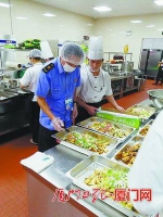 厦门会晤期间，新闻中心食安监管组工作人员检测菜品中心温度。 - 新浪