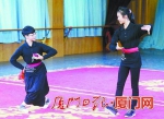 来自台湾的年轻学生蔡宇伦（左）与搭档陈柏臻（右）表演歌仔戏片段《陈三磨镜》。 - 新浪