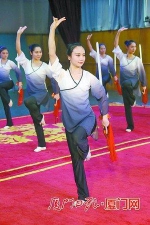 厦门艺校2015级高甲戏班表演剑舞。 - 新浪