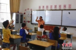 资料图：一名老师正在给学生上课。朱柳融摄 - 人民代表大会常务委员会