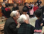 资料图：北京一家养老机构内，老人们与幼儿园小朋友一起做游戏。　杜燕摄 - 人民代表大会常务委员会