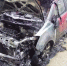 车头被烧成骨架的小车。通讯员供图 - 新浪