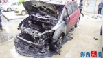 车头被烧成骨架的小车。通讯员供图 - 新浪